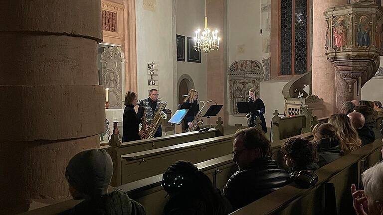 Auf dem Foto von links Hanna Weber (Altsaxophon), Günther Sollner (Baritonsaxophon), Christiane Görig (Tenorsaxophon), Leah Schneider (Altsaxophon).