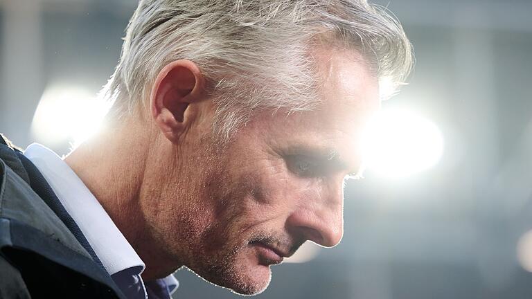 FC Schalke 04 - Hamburger SV       -  Zweifelt am Rückhalt des Vereins: Schalke-Trainer Kees van Wonderen.