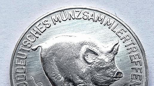 Schwein und Furt: Die Rückseite der Weinmarke.