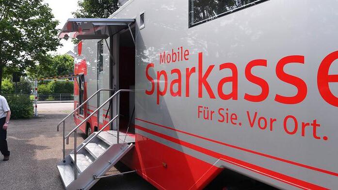 Mobile Sparkasse       -  Mobile Geschäftsstelle: Sparkassenbus auf einem Parkplatz in Gerlenhofen, einem Stadtteil von Neu-Ulm.
