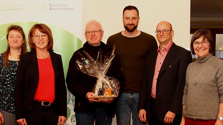 Gruppenbild von der Tagung der Ortsbäuerinnen (von links): stellvertretende Kreisbäuerin Petra Grimmer, Kreisbäuerin Cäcilie Werner, Gerhard Eller, Referent Christoph Rothhaupt, BBV-Geschäftsführer Klaus Pieroth sowie Behördenleiterin Klaudia Schwarz.