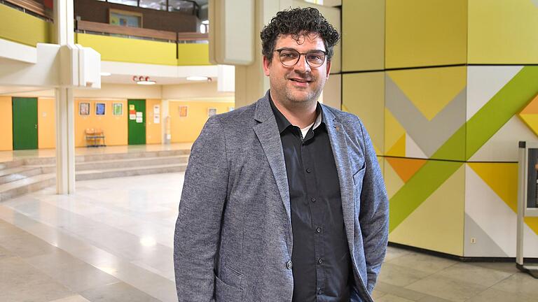 Mathias Rudolph, Fachlehrer für Musik und Kommunikationstechnik an der Konrad-von-Querfurt-Mittelschule Karlstadt, ist neuer Vorsitzender des BLLV-Kreisverbands. Mathias Rudolph, Fachlehrer für Musik und Kommunikationstechnik an der Konrad-von-Querfurt-Mittelschule Karlstadt, ist neuer Vorsitzender des BLLV-Kreisverbands.