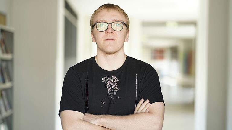 Simon Schmitt möchte später einmal im Ausland arbeiten. Simon Schmitt möchte später einmal im Ausland arbeiten.