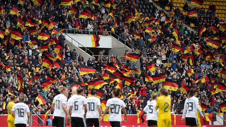 Deutschland - Ukraine       -  Die deutsche Nationalmannschaft der Frauen trifft im Rahmen einiger Testspiele, wie das gegen die Ukraine, nun auf England. Infos zum Spiel finden Sie hier.