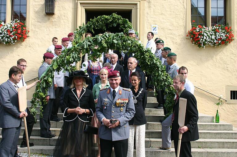 Bei der Hochzeit im Jahr 2005 in Arnstein trug Henning Glawatz seine Uniform mit zahlreichen Auszeichnungen. Die Beerdigung wird mit militärischen Ehren stattfinden. Bei der Hochzeit im Jahr 2005 in Arnstein trug Henning Glawatz seine Uniform mit zahlreichen Auszeichnungen. Die Beerdigung wird mit militärischen Ehren stattfinden.