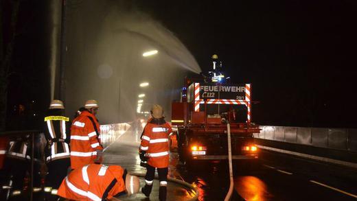 Rund 100 Einsatzkräfte verschiedener Feuerwehren, 60 vom Roten Kreuz sowie die Polizei waren am Samstagabend wegen eines Ammoniakunfalls rund um die Eissporthalle in Bad Kissingen im Einsatz.