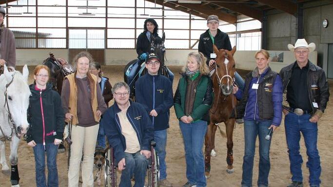 Inmitten zufriedener Lehrgangs-Teilnehmer: Auf der La Mesa Ranch in Kirchschönbach bot Ute Wilhelm (Mitte, Fünfte von rechts) erstmals ein Trainingscamp im Para Reining, einer Art Westernreiten, an. Reitsport-Freunde aus ganz Deutschland nahmen daran teil.