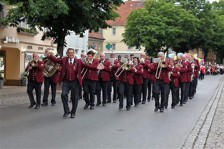 Die Stadtkapelle Ostheim unter der Leitung von Stadtmusikmeister Walter Bortolotti begleitete den Festzug und spielte zum Bieranstich im 'Schlösschen' auf.