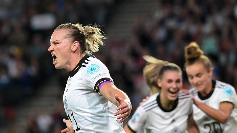Die uneingeschränkte Anführerin im deutschen Team: Unser Bild zeigt Kapitänin Alexandra Popp (links) beim Torjubel im Halbfinalspiel gegen Frankreich (2:1). Foto: Sebastian Gollnow/dpa - Die uneingeschränkte Anführerin im deutschen Team: Unser Bild zeigt Kapitänin Alexandra Popp (links) beim Torjubel im Halbfinalspiel gegen Frankreich (2:1). Foto: Sebastian Gollnow/dpa Die uneingeschränkte Anführerin im deutschen Team: Unser Bild zeigt Kapitänin Alexandra Popp (links) beim Torjubel im Halbfinalspiel gegen Frankreich (2:1). Foto: Sebastian Gollnow/dpa - Die uneingeschränkte Anführerin im deutschen Team: Unser Bild zeigt Kapitänin Alexandra Popp (links) beim Torjubel im Halbfinalspiel gegen Frankreich (2:1). Foto: Sebastian Gollnow/dpa