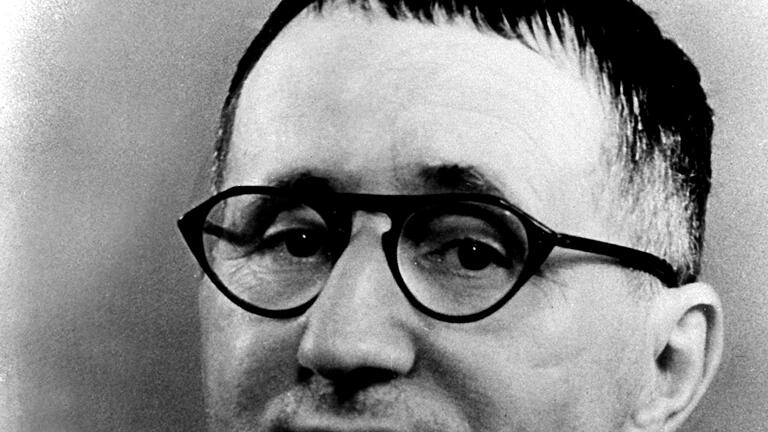 Bertolt Brecht       -  ARCHIV - Der Dramatiker und Lyriker Bertolt Brecht in einer undatierten Archivaufnahme. Brecht starb vor 50 Jahren am 14. August 1956 in Berlin im Alter von 58 Jahren. Der groÃ?e deutsche Nationaldichter sei kein verbissener politischer Dichter gewesen. Dies sagte der Leiter der Augsburger Brecht-Forschungsstelle, JÃ¼rgen Hillesheim, in einem dpa-GesprÃ¤ch. Brecht habe den Boxsport und das Sechstagerenen geliebt und sei Gast auf dem Augsburger Volksfest gewesen, wo er Material fÃ¼r seine Werke gesammelt habe. dpa/lby (zu dpa-GesprÃ¤ch vom 15.07.2006) nur s/w +++ dpa-Bildfunk +++