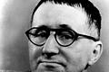 Bertolt Brecht       -  ARCHIV - Der Dramatiker und Lyriker Bertolt Brecht in einer undatierten Archivaufnahme. Brecht starb vor 50 Jahren am 14. August 1956 in Berlin im Alter von 58 Jahren. Der groÃ?e deutsche Nationaldichter sei kein verbissener politischer Dichter gewesen. Dies sagte der Leiter der Augsburger Brecht-Forschungsstelle, JÃ¼rgen Hillesheim, in einem dpa-GesprÃ¤ch. Brecht habe den Boxsport und das Sechstagerenen geliebt und sei Gast auf dem Augsburger Volksfest gewesen, wo er Material fÃ¼r seine Werke gesammelt habe. dpa/lby (zu dpa-GesprÃ¤ch vom 15.07.2006) nur s/w +++ dpa-Bildfunk +++