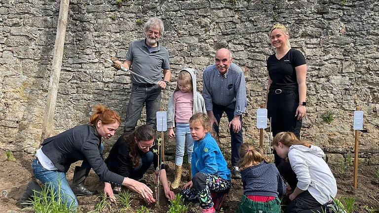 Kinder und Tafeltrauben im Weinberg sind ein von Anna Haase von Brincken (links) initiiertes, auch für Winzer spannendes Projekt, begleitet von Reinhardt Grohme (stehend, von links), Artur Steinmann und Weinprinzessin Alicia I.