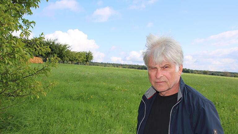 Roland Dunkel zeigt die Wiese, um die es beim jahrelangen Rechtsstreit ging. Mittlerweile hat er sie übergeben, deshalb darf dort aktuell gejagt werden. - Roland Dunkel zeigt die Wiese, um die es beim jahrelangen Rechtsstreit ging. Mittlerweile hat er sie übergeben, deshalb darf dort aktuell gejagt werden. Roland Dunkel zeigt die Wiese, um die es beim jahrelangen Rechtsstreit ging. Mittlerweile hat er sie übergeben, deshalb darf dort aktuell gejagt werden. - Roland Dunkel zeigt die Wiese, um die es beim jahrelangen Rechtsstreit ging. Mittlerweile hat er sie übergeben, deshalb darf dort aktuell gejagt werden.