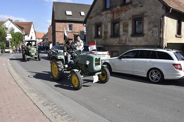 Saatmarkt mit Schleppertreffen in Remlingen. Mehr als 40 Verkaufsstände und viel Informationen in den bunt geschmückten Höfen und Gassen Saatmarkt mit Schleppertreffen in Remlingen. Mehr als 40 Verkaufsstände und viel Informationen in den bunt geschmückten Höfen und Gassen