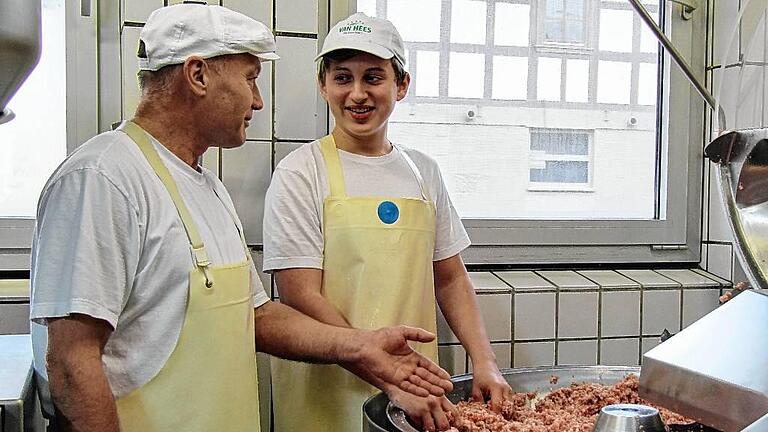 Joshua Krug (rechts) macht momentan bei Metzgermeister Oliver Holzheid ein Praktikum. Die beiden sind sich einig, dass Joshua im September als Lehrling anfängt.