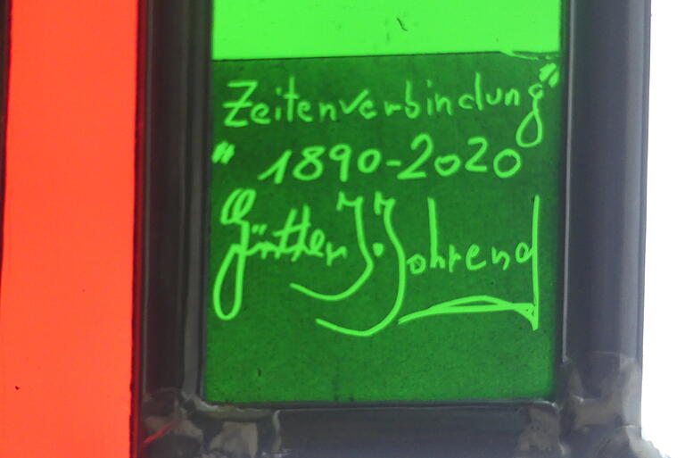Die Glastür verbindet Elemente aus dem 19. und 21. Jahrhundert. Die Glastür verbindet Elemente aus dem 19. und 21. Jahrhundert.