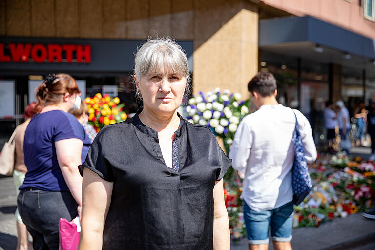 Milena Zekavie- Salzgeber war während der Messerattacke am Tatort. Am Montag ist sie zurückgekommen, um Blumen niederzulegen.