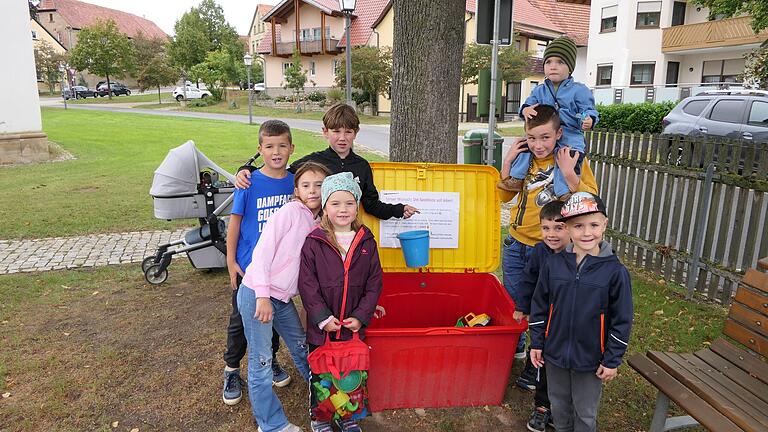 Die Dampfacher Kinder freuen sich über die große Kiste mit allerlei Spielsachen, die jeder benutzen darf.