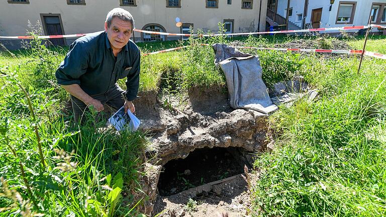 Zugeschüttet, aber nicht zerstört:&nbsp; Christian Naser hat bei Sondierungsgrabungen die Grotte eines von Baltasar Neumann erbauten Terrassengarten in Zell am Main entdeckt.&nbsp;