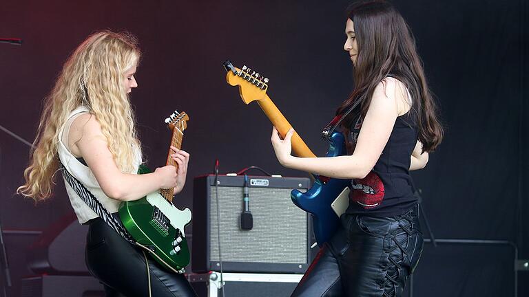 'Klub Kowolski' eröffneten das Planemo Festival in Sennfeld. Hier mit den beiden Gitarristinnen Lena (links) und Fahra.