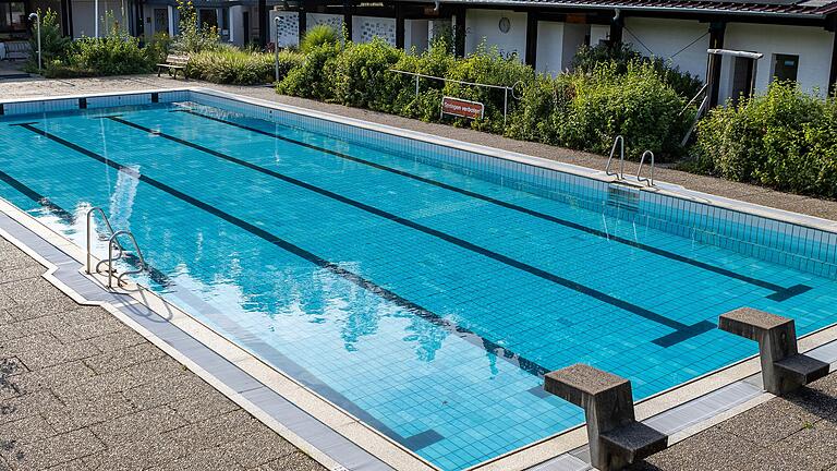 Das Schwimmbad von Schönau existiert nur, weil die 'Schwimmbadfreunde' viel Zeit und Arbeit in das Bad investieren. Das Schwimmbad von Schönau existiert nur, weil die 'Schwimmbadfreunde' viel Zeit und Arbeit in das Bad investieren.