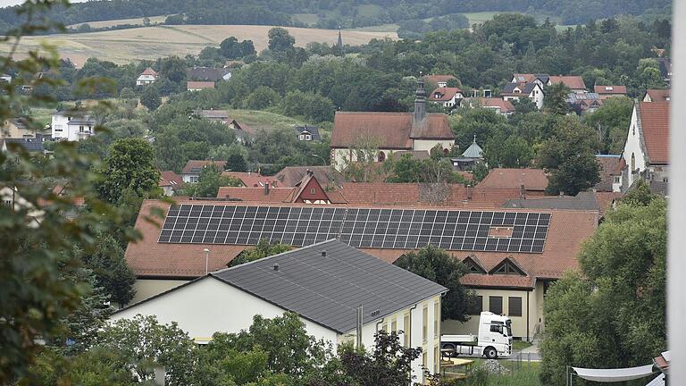 Die Energiewende ist in Königsberg durch Photovoltaikanlagen auf Dächern (wie auf der Stadthalle) und die Errichtung von Freiflächenanlagen wie am Rasiger Weg auf dem Schloßberg sichtbar.