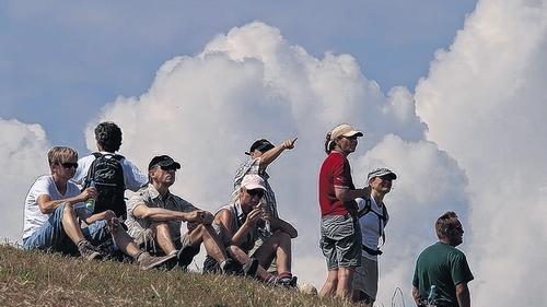 Wolken türmen sich über rastenden Wanderern beim Volkswandertag.