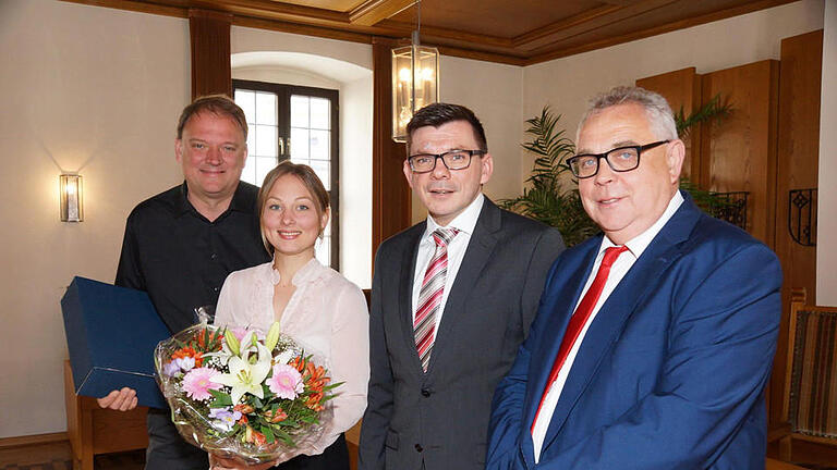 Michael Pfaff (Tourismus GmbH Bayerische Rhön), Bürgermeister Armin Warmuth und der neue Produktmanager von 'Frankens Saalestück', Geerd Müller, verabschieden Franziska Bischof. Foto: Arkadius Guzy - Michael Pfaff (Tourismus GmbH Bayerische Rhön), Bürgermeister Armin Warmuth und der neue Produktmanager von 'Frankens Saalestück', Geerd Müller, verabschieden Franziska Bischof. Foto: Arkadius Guzy Michael Pfaff (Tourismus GmbH Bayerische Rhön), Bürgermeister Armin Warmuth und der neue Produktmanager von 'Frankens Saalestück', Geerd Müller, verabschieden Franziska Bischof. Foto: Arkadius Guzy - Michael Pfaff (Tourismus GmbH Bayerische Rhön), Bürgermeister Armin Warmuth und der neue Produktmanager von 'Frankens Saalestück', Geerd Müller, verabschieden Franziska Bischof. Foto: Arkadius Guzy