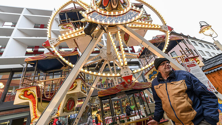 Das Riesenrad in der Eichhornstraße wird sicherlich einer der Besuchermagnete werde. Rechts im Bild sein Betreiber Heinz Fieseler.