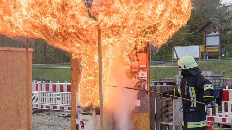 Das war die falsche Methode: Das passiert, wenn man einen Fett- und Ölbrand mit Wasser löscht.