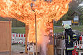 Das war die falsche Methode: Das passiert, wenn man einen Fett- und Ölbrand mit Wasser löscht.