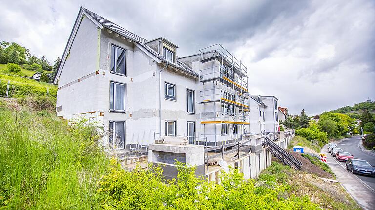 Die Häuser sind unter anderem noch nicht verputzt, die Balkone fehlen, die Tiefgarage ist gesperrt. Das soll in nächster Zeit behoben werden, verspricht die verantwortliche Firma Green Trust aus Haßfurt. Die Häuser sind unter anderem noch nicht verputzt, die Balkone fehlen, die Tiefgarage ist gesperrt. Das soll in nächster Zeit behoben werden, verspricht die verantwortliche Firma Green Trust aus Haßfurt.
