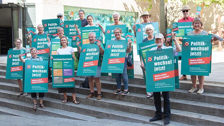 Sechszehn Vertreter der Kampagne „Politikwechsel jetzt!“ waren am Samstag in der Würzburger Innenstadt unterwegs.