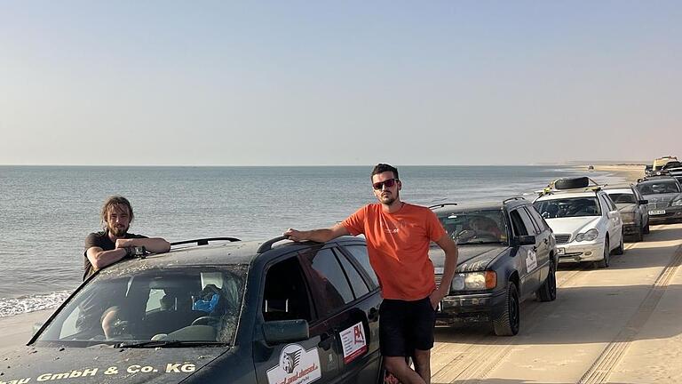 Florian Beudert (links) und Felix Planetosch haben diesen Mercedes bis in den Senegal gefahren.       -  Florian Beudert (links) und Felix Planetosch haben diesen Mercedes bis in den Senegal gefahren.