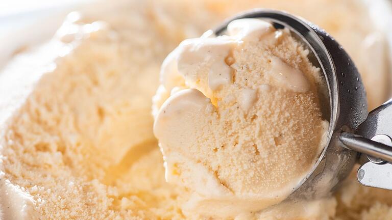 Eine Kugel Vanilleeis       -  Ob als Dessert oder süße Erfrischung, über eine Packung Eiscreme im Gefrierschrank freut sich so mancher im Sommer.