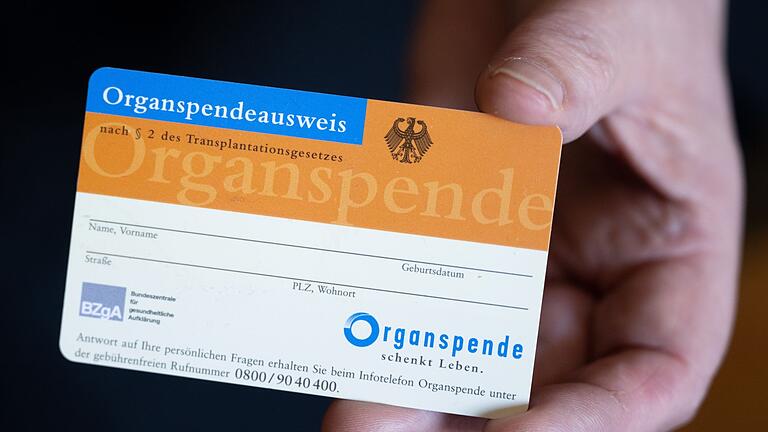 Organspendeausweis       -  Im Ringen um mehr lebensrettende Organspenden kommt ein neuer Anlauf für Änderungen der Spenderegeln in Gang.