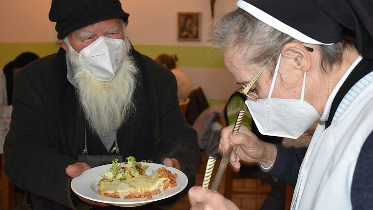 In der Theresienstube in Schweinfurt werden bedürftige Menschen mit Essen versorgt. Damit das Angebot bestehen bleibt, zahlen nun Stadt und Landkreis Schweinfurt Zuschüsse (Archivfoto).