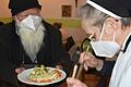 In der Theresienstube in Schweinfurt werden bedürftige Menschen mit Essen versorgt. Damit das Angebot bestehen bleibt, zahlen nun Stadt und Landkreis Schweinfurt Zuschüsse (Archivfoto).