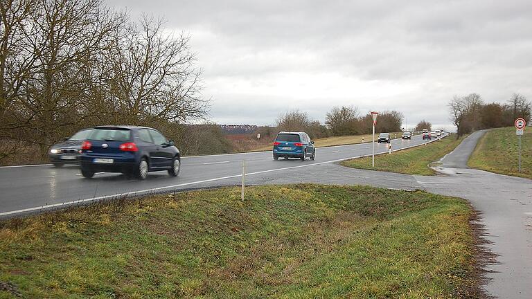 Aktuell passieren rund 11 000 Fahrzeuge die ehemalige B19, nach dem Bau der Abbiegespur mit einer Ampelanlage geht man von 14 000 Fahrzeugen täglich aus. Geplant ist von Münnerstadt kommend eine rechte Abbiegespur in das Niederläurer Gewerbegebiet &bdquo;Ober der Brücke II&ldquo;. Das Abbiegen aus Bad Neustadt kommend erfolgt durch eine Abbiegespur. Diese sowie die Einfahrt in die Staatsstraße aus dem Gewerbegebiet heraus wird durch eine Ampelanlage geregelt.