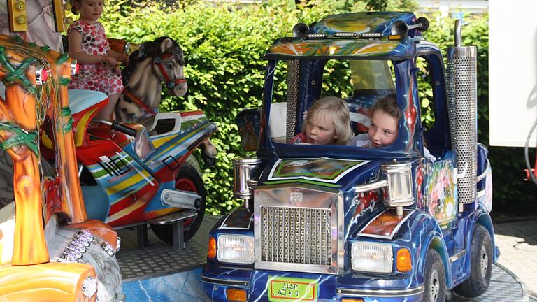 Happy Hour an den Fahrgeschäften: Die Aktion beim Arnsteiner heimat- und Bürgerfest wurde gut angenommen und die Kinder waren mit Freude dabei. Happy Hour an den Fahrgeschäften: Die Aktion beim Arnsteiner heimat- und Bürgerfest wurde gut angenommen und die Kinder waren mit Freude dabei.