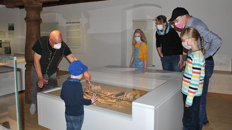 Die Familie Bischof aus Stadtlauringen interessierte sich für die Archäologische Ausstellung. Museumsleiter Andreas Rottmann übernahm die Führung.