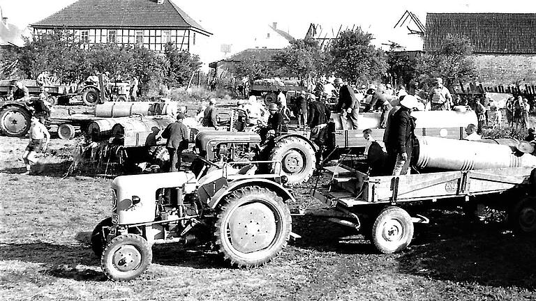 Traktoren der ganzen Umgegend halfen 1957 bei einem Großbrand in Kerbfeld, das Löschwasser herbeizuschaffen.