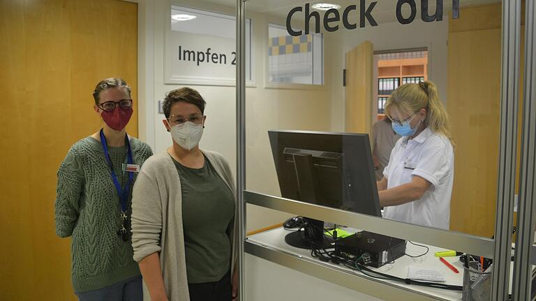 Das neue Impfzentrum in Marktheidenfeld ist in Betrieb. Unser Bild zeigt die Leiterinnen Constanze Schumm und Juliane Alves (rechts).