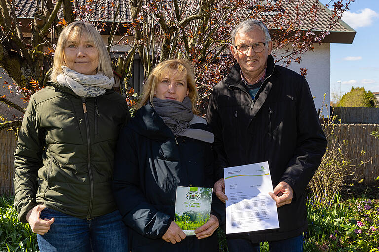 Der Vorstand der Siedlergemeinschaft – im Bild (von links) die Beisitzerinnen Claudia Heilmann und Petra Cramer sowie Vorsitzender Josef Meyer – haben einen Antrag an den Stadtrat gestellt, Schottergärten in Gerolzhofen künftig zu verbieten. Der Vorstand der Siedlergemeinschaft – im Bild (von links) die Beisitzerinnen Claudia Heilmann und Petra Cramer sowie Vorsitzender Josef Meyer – haben einen Antrag an den Stadtrat gestellt, Schottergärten in Gerolzhofen künftig zu verbieten.