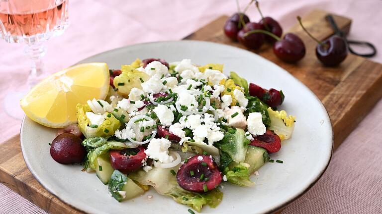 Salat mit Kirschen und Feta       -  Im Sommer-Salat von Food-Bloggerin Julia Uehren spielen Kirschen die Hauptrolle.