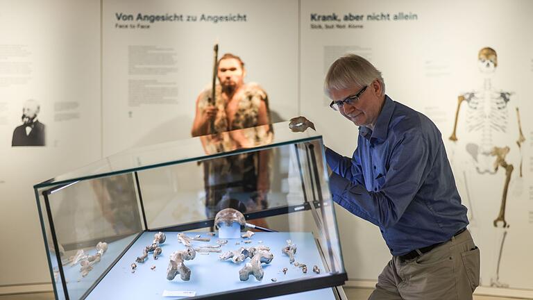 Neandertaler im LVR-LandesMuseum Bonn - Experte Ralf W. Schmitz öffnet den Glaskasten mit dem Fossil des Original-Neandertalers. Neandertaler im LVR-LandesMuseum Bonn - Experte Ralf W. Schmitz öffnet den Glaskasten mit dem Fossil des Original-Neandertalers.