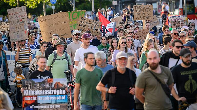 Rund 1000 Menschen waren am Freitag beim Klimastreik der Bewegung Fridays for Future in Würzburg auf der Straße.&nbsp;