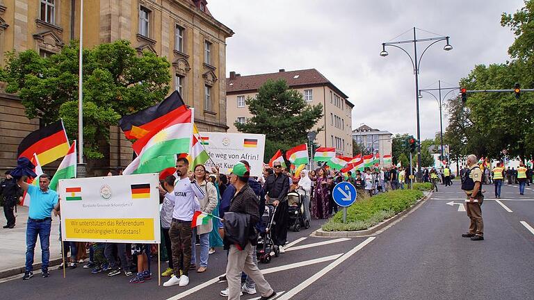 Rund 230 Kurden haben sich laut Polizei an der Kundgebung in Schweinfurt anlässlich des Unabhängigkeitsreferendums im Nordirak beteiligt.