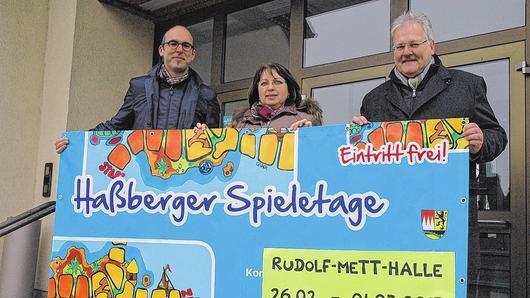 Die letzten Vorbereitungen für die 4. Haßberger Spieletage in Königsberg laufen auf vollen Touren. Bürgermeister Claus Bittenbrünn (rechts) freut sich zusammen mit Kreisjugendpfleger Frank Kupfer-Mauder (links) und Margit Klug, Mitarbeiterin der Stadtverwaltung Königsberg, auf die besondere Veranstaltung und hoffen auf viele Besucherinnen und Besucher. Die letzten Vorbereitungen für die 4. Haßberger Spieletage in Königsberg laufen auf vollen Touren. Bürgermeister Claus Bittenbrünn (rechts) freut sich zusammen mit Kreisjugendpfleger Frank Kupfer-Mauder (links) und Margit Klug, Mitarbeiterin der Stadtverwaltung Königsberg, auf die besondere Veranstaltung und hoffen auf viele Besucherinnen und Besucher.