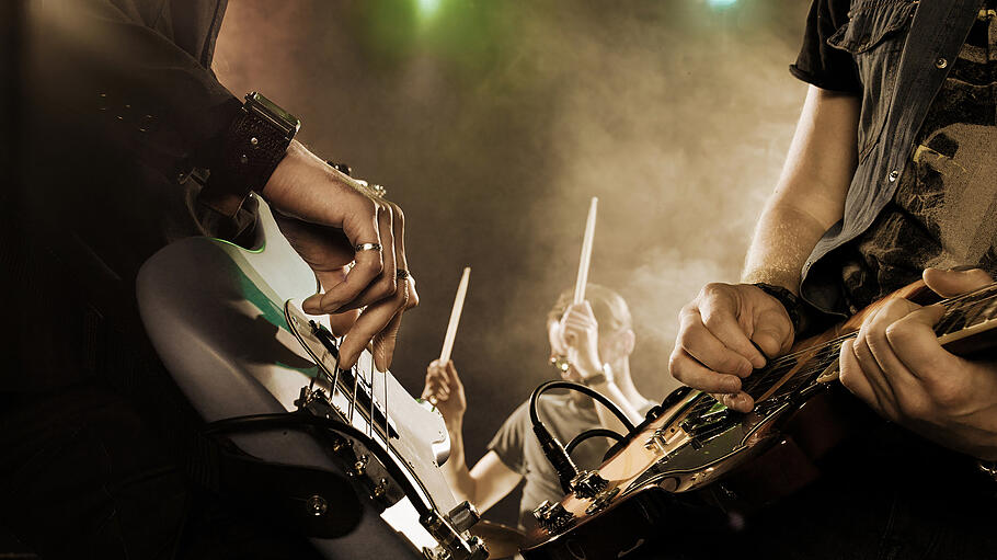 Rock band performs on stage. Guitarist.       -  Im Sommer wird die oberfränkische Bierstadt zum Jazz- und Blues-Mekka.